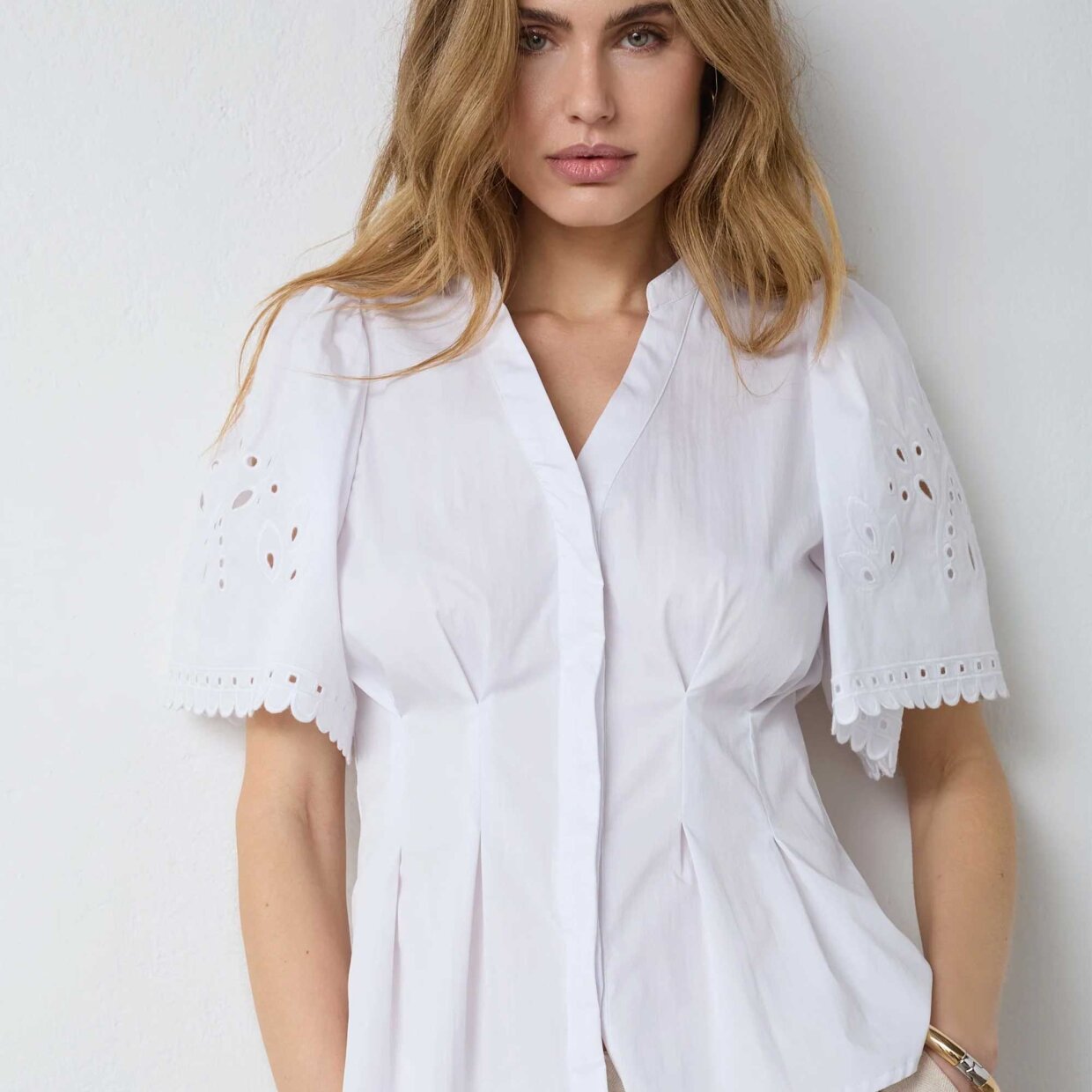 PoppyCC Emd SS V-Shirt - White