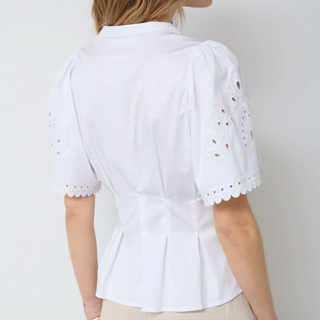 PoppyCC Emd SS V-Shirt - White
