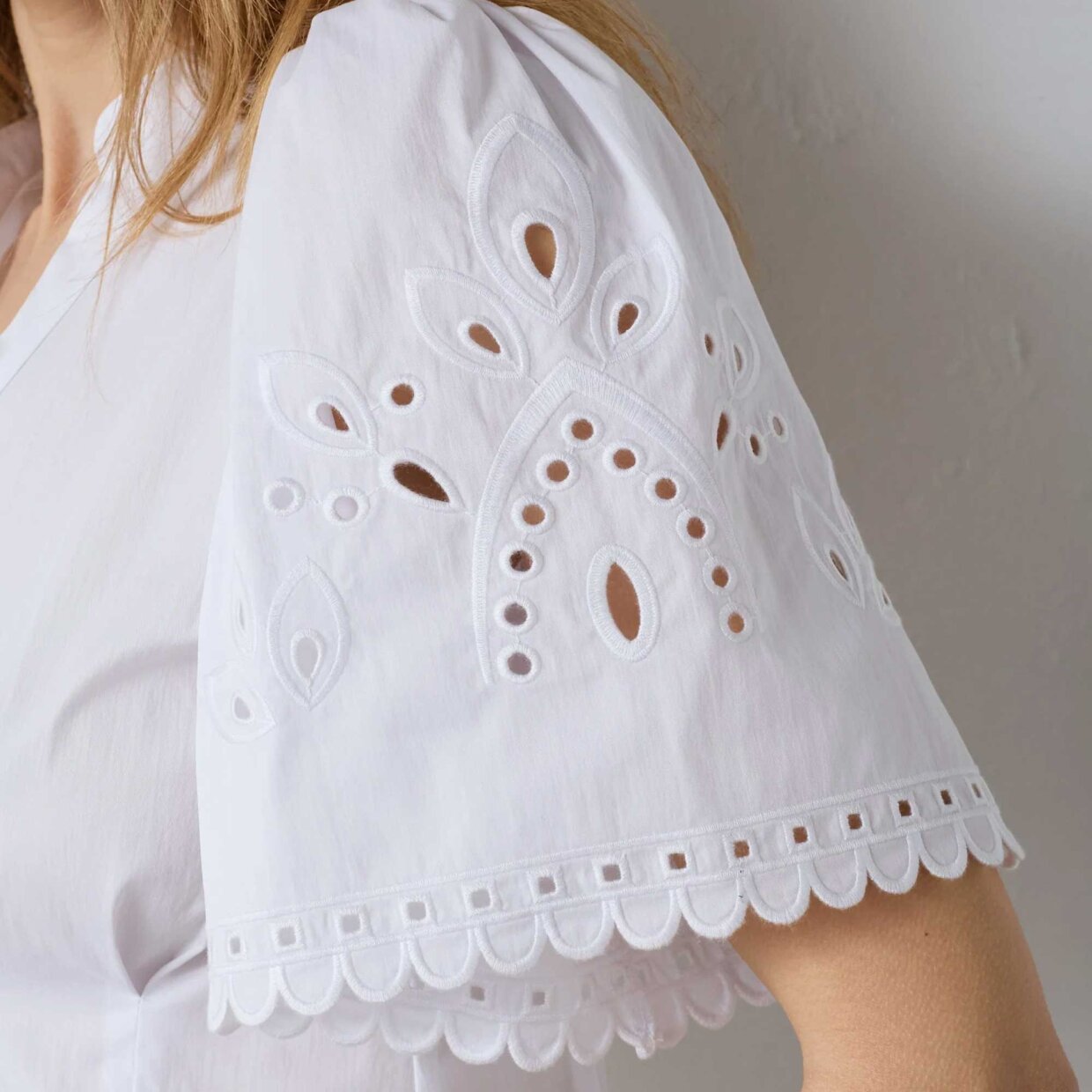 PoppyCC Emd SS V-Shirt - White
